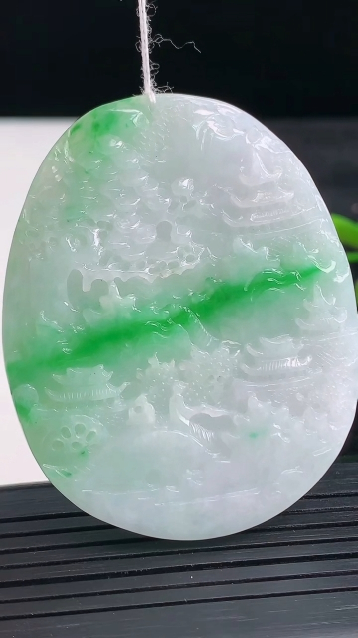 天然A货翡翠山水牌吊坠尺寸56.7-45.2-5.2重量:29.80g
3月28日