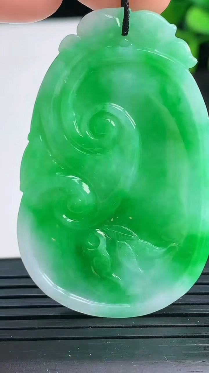 天然A货翡翠如意吊坠尺寸50.7-32.7-4.7重量:16.53g
3月28日