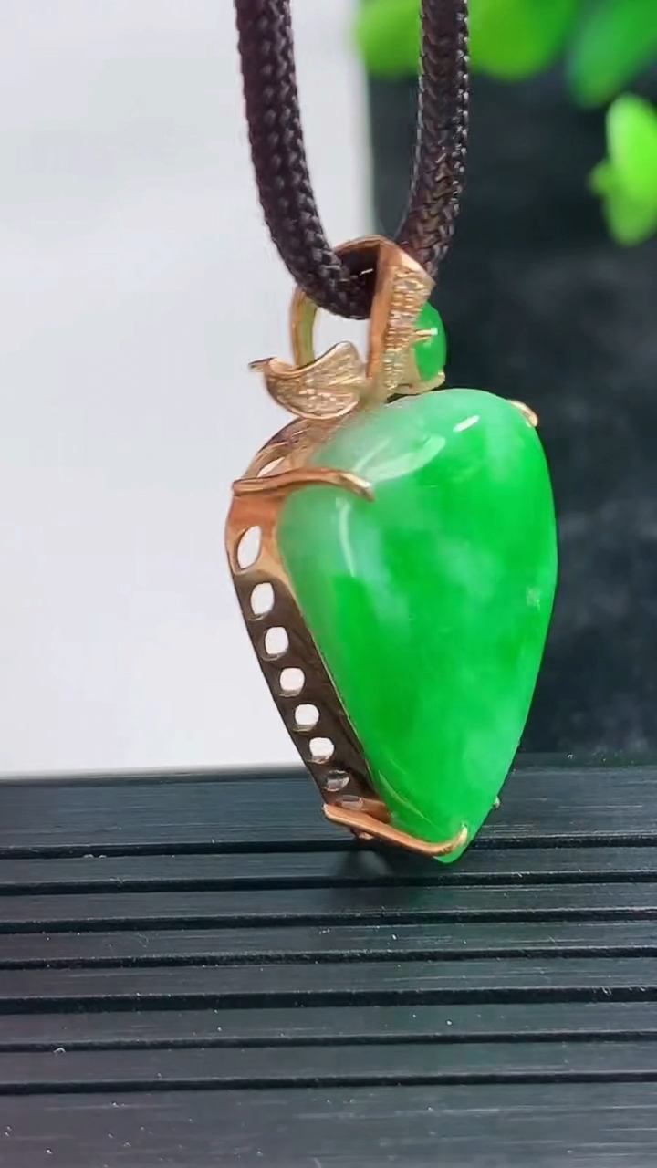 天然A货翡翠寿桃吊坠尺寸32.1-206-10.1重量:10.00g
3月28日