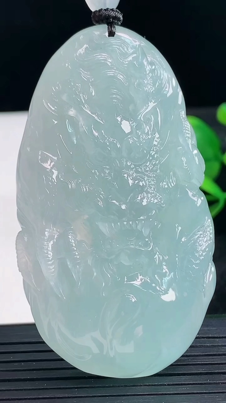 天然A货翡翠龙牌吊坠尺寸66-36.2-12重量:64.88g
3月28日