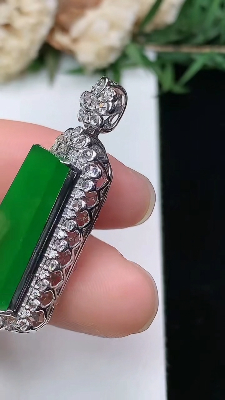 天然A货翡翠无事牌吊坠，尺寸35.6-13.7-9.6，裸石20.9-9.9，重量:5.06g
3月28日