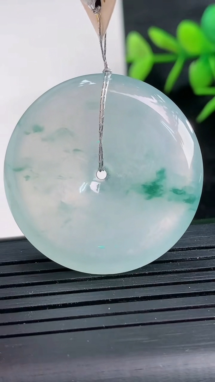 天然A货翡翠种飘花平安扣吊坠尺寸33.6-6重量:14.13g
3月28日