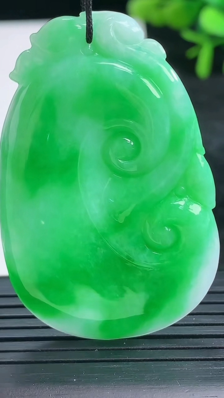 天然A货翡翠如意吊坠尺寸50.7-32.7-4.7重量:16.53g
3月28日