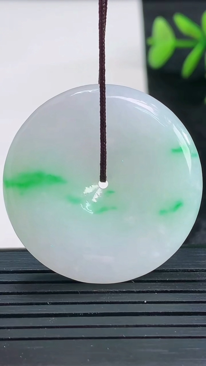 天然A货翡翠平安扣吊坠尺寸33.7-5.7重量:14.14g
3月28日