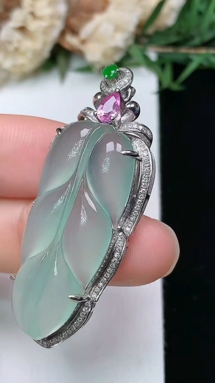 天然A货翡翠金枝玉叶 叶子吊坠，尺寸45-17.4-8.8，裸石32-14，重量:6.81g
3月28日