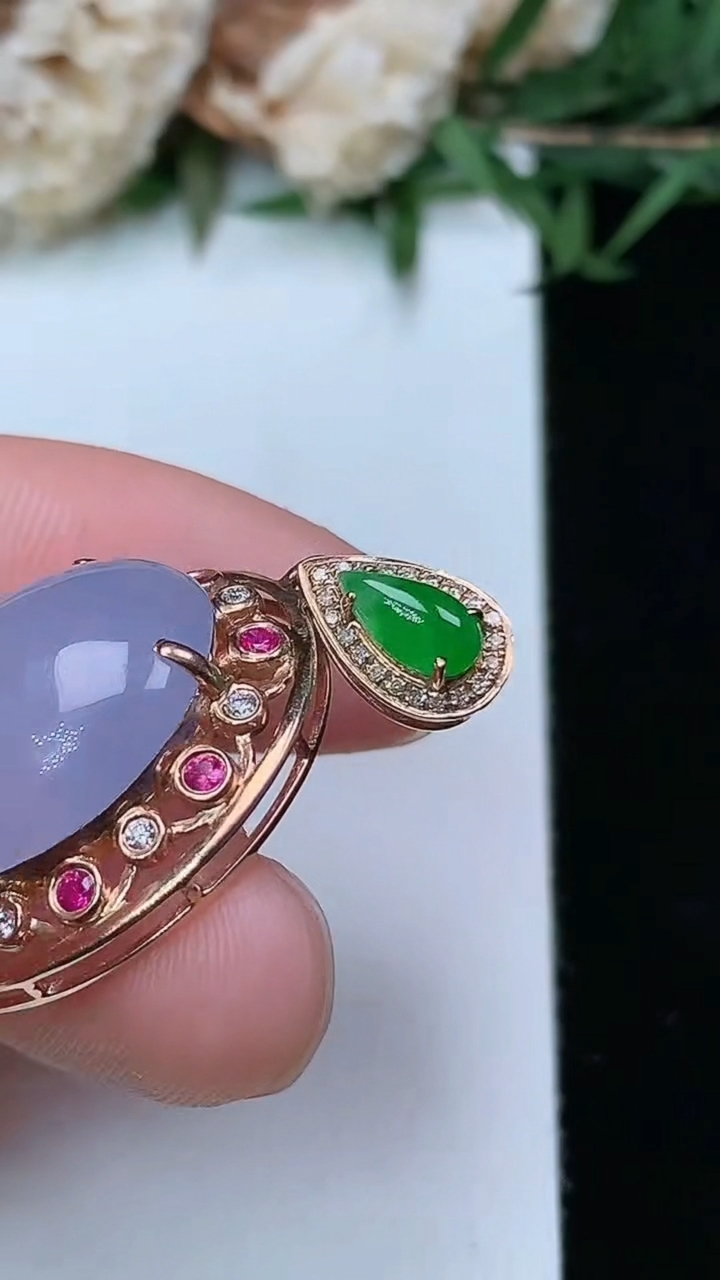 天然A货翡翠紫罗兰蛋面吊坠，尺寸32.3-19.9-9.9
3月28日