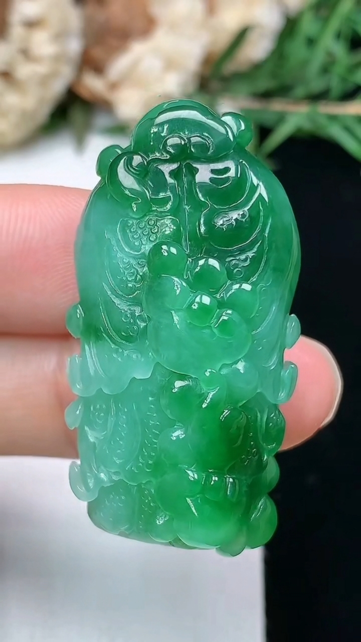 天然A货翡翠白菜吊坠，尺寸38.5-18.9-12.6，重量:15.99g
3月28日