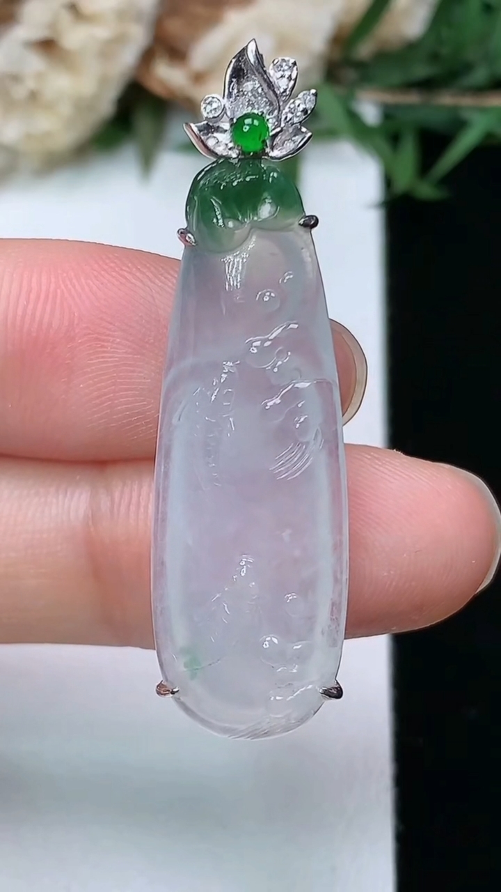 天然A货翡翠年年有余吊坠，尺寸33.5-11.6-6.6，重量:4.89g
3月28日