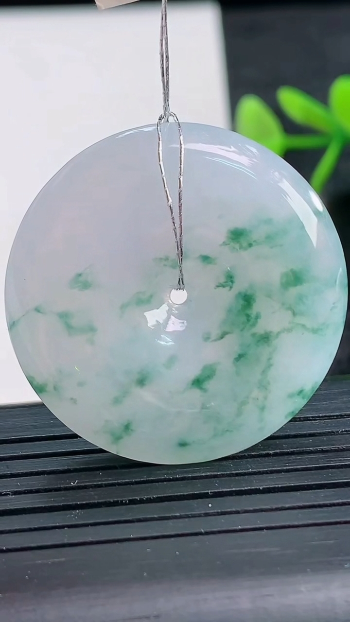 天然A货翡翠冰种飘花平安扣吊坠尺寸33.2-5.9重量:13.48g
3月28日