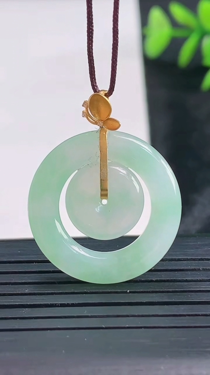 天然A货翡翠母子平安扣吊坠尺寸23.6-3重量:3.65g
3月28日