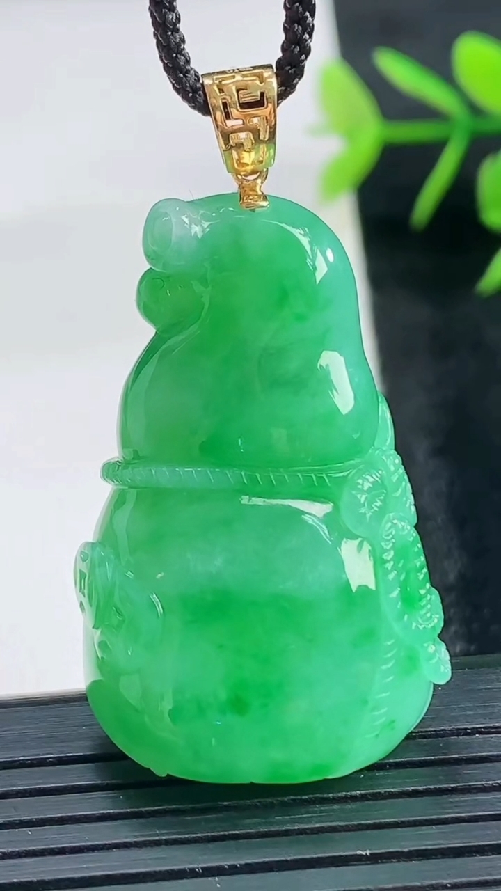 天然A货翡翠葫芦吊坠尺寸37.2-22.9-10.2重量:16.92g
3月28日