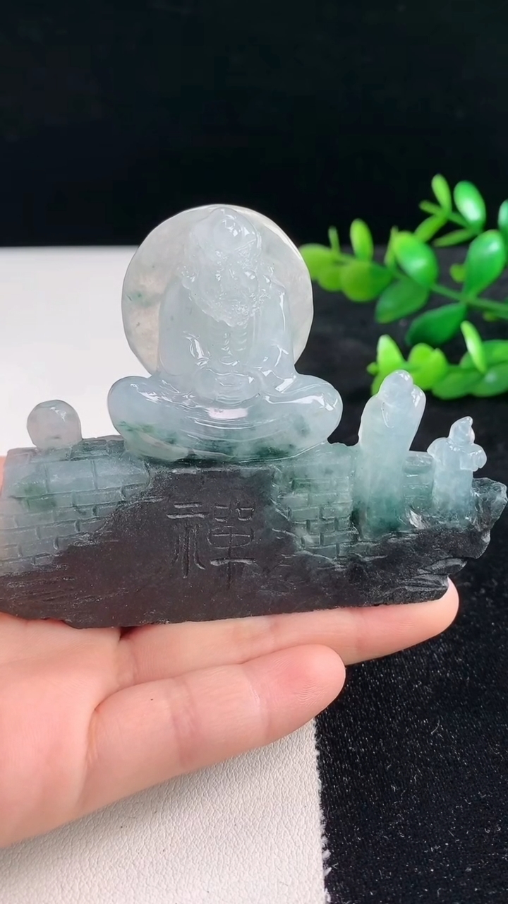 天然A货翡翠达摩祖师小摆件尺寸62.1-80.5-13.9重量:109.04g
3月28日
