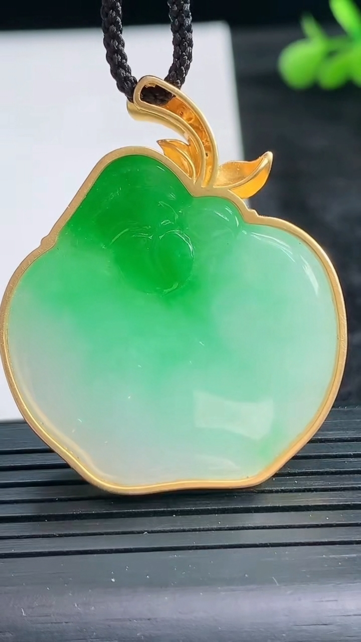 天然A货翡翠苹果吊坠尺寸42.6-35.4-35.7-7.2重量:22.26g
3月28日