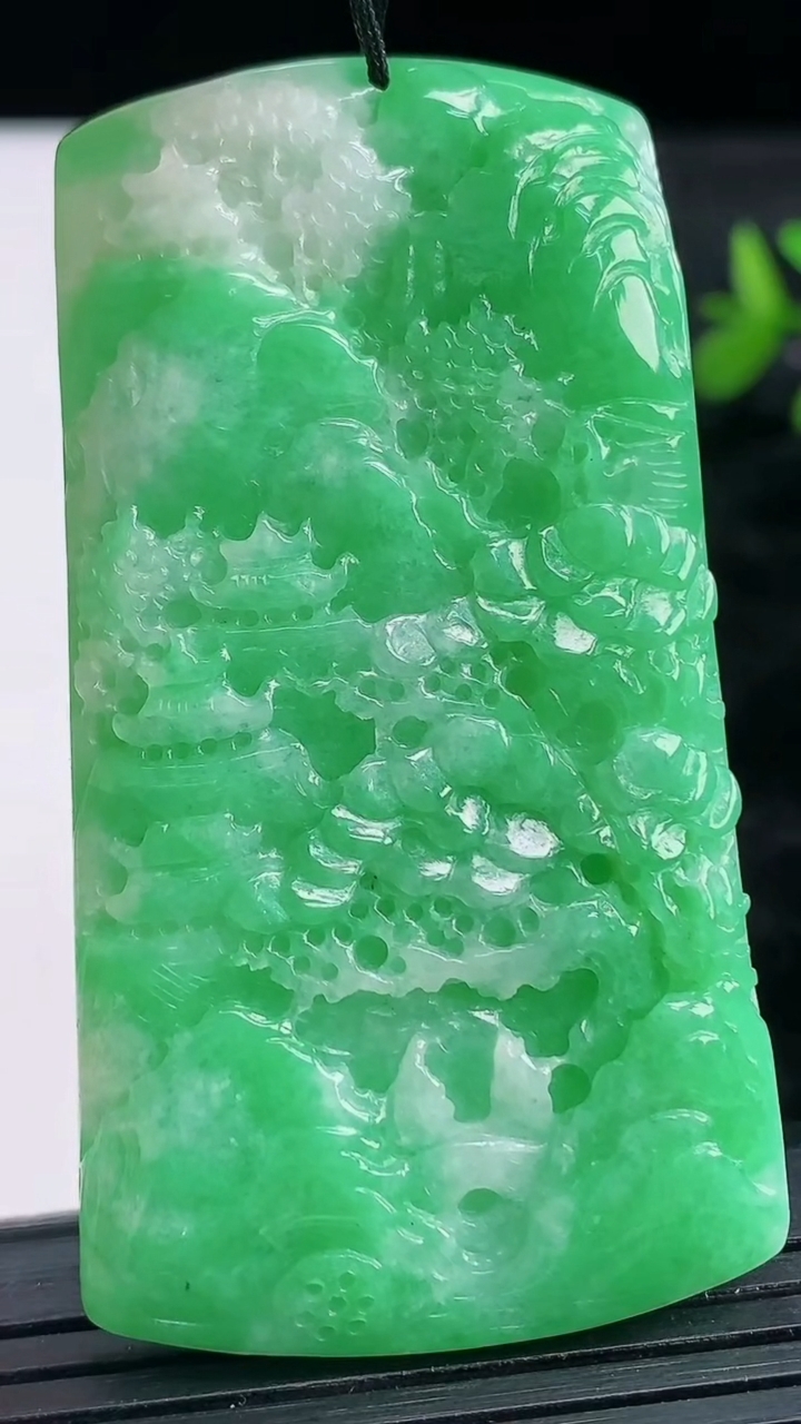 天然A货翡翠山水牌吊坠尺寸61-33.6-5.9重量:31.23g
3月28日