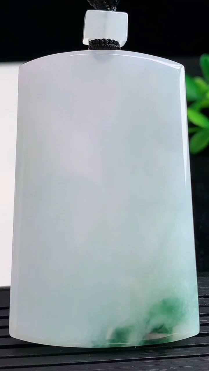 天然A货翡翠冰种飘花无事牌吊坠尺寸60-38.1-5.8重量:46.70g
3月28日