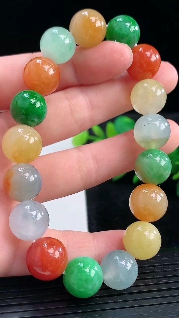 天然A货翡翠三彩圆珠手串尺寸11.5-17颗重量:49.09g3月28日
工厂直销收藏佳品,种好水足，色泽均匀，有种有色，上手高大气！