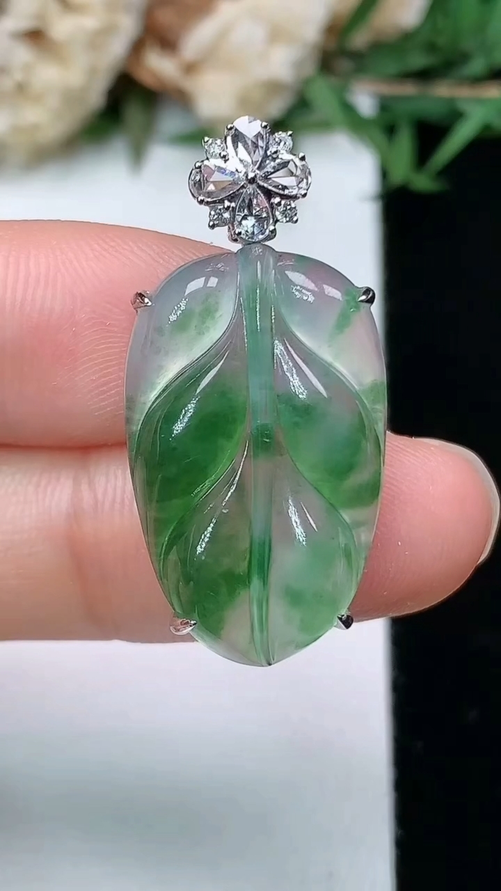 天然A货翡翠金枝玉叶 叶子吊坠，尺寸23.6-14.8-6.5，重量:3.99g
3月28日