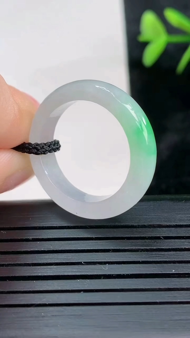 天然A货翡翠指环戒指尺寸18.6-5.5-3.3重量:3.95g2026年3月28日
工厂直销收藏佳