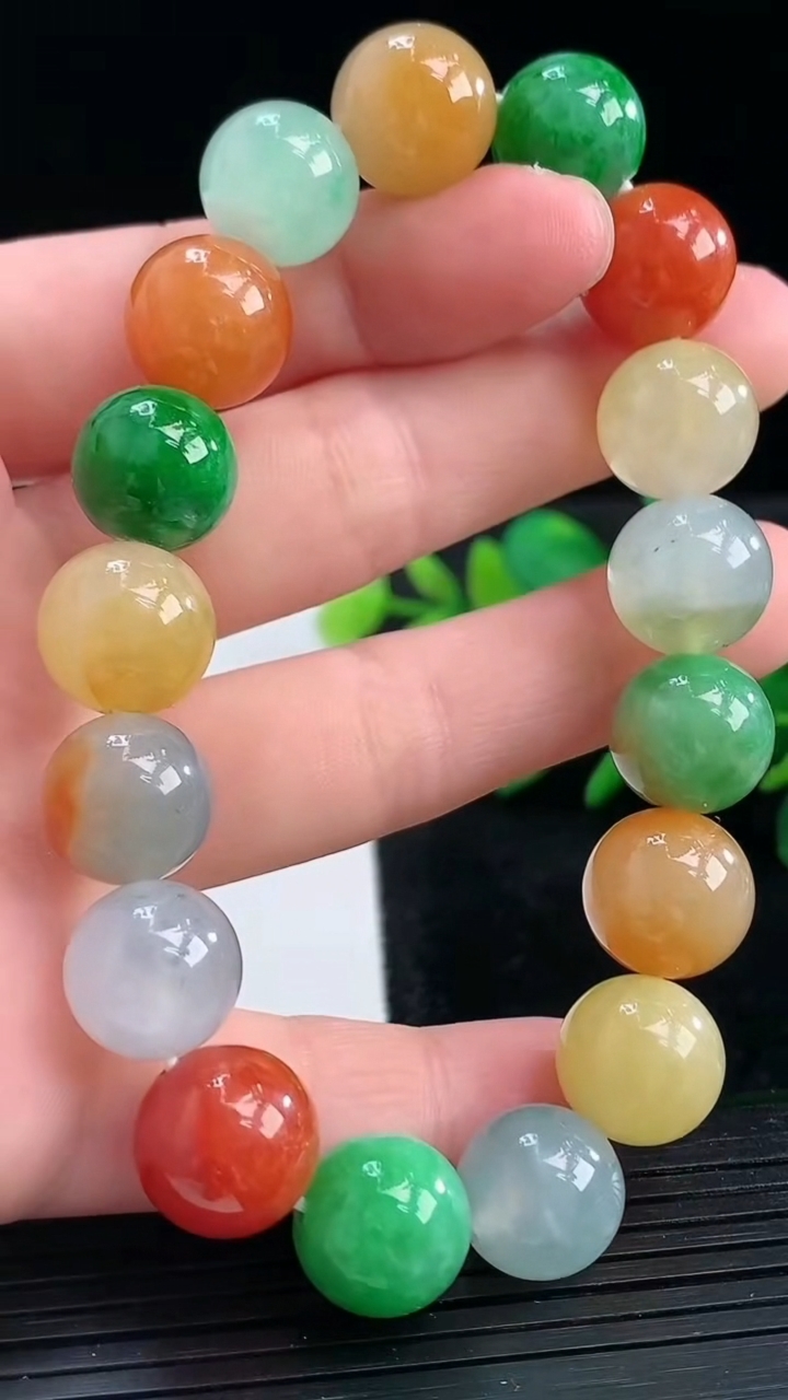 天然A货翡翠三彩圆珠手串尺寸11.5-17颗重量:49.09g3月28日
工厂直销收藏佳品,种好水足，色泽均匀，有种有色，上手高大气！