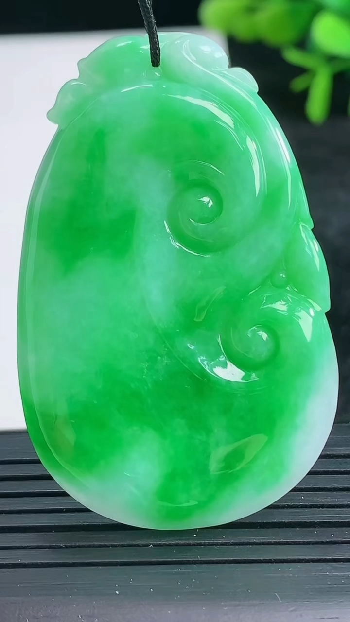 天然A货翡翠如意吊坠尺寸50.7-32.7-4.7重量:16.53g
3月28日