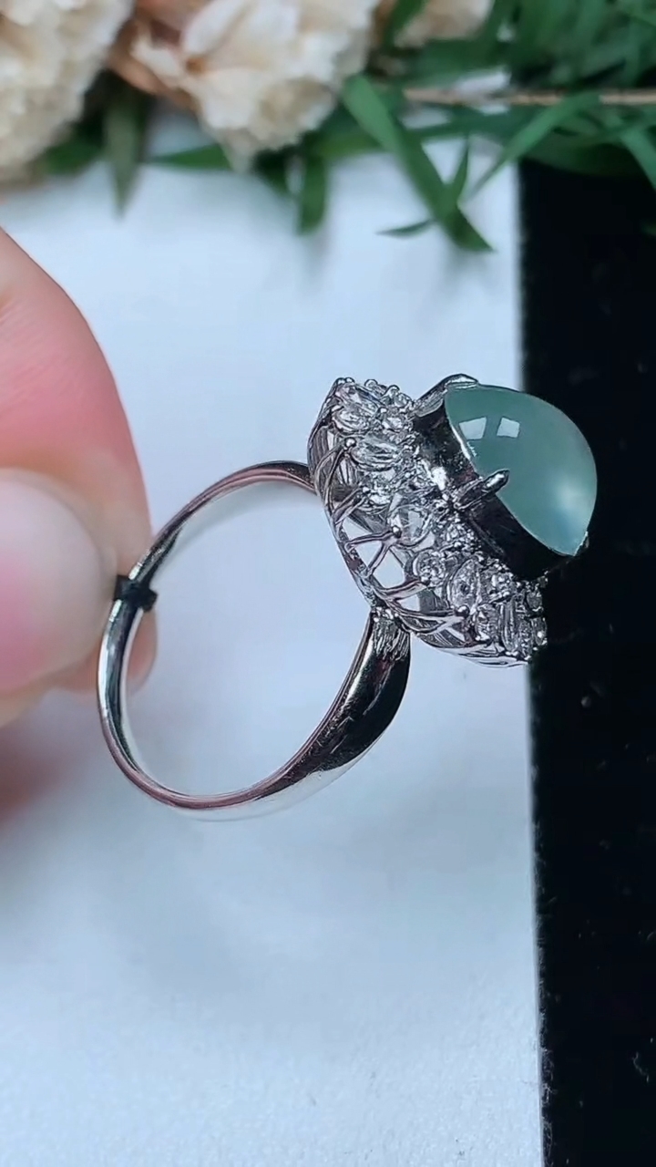 天然A货翡翠白冰蛋面戒指，尺寸17.3-11.5-9.5，重量:4.68g2026年3月28日
工厂直销收藏佳品,种好水足，色泽均匀，有种有色，上手高大气！