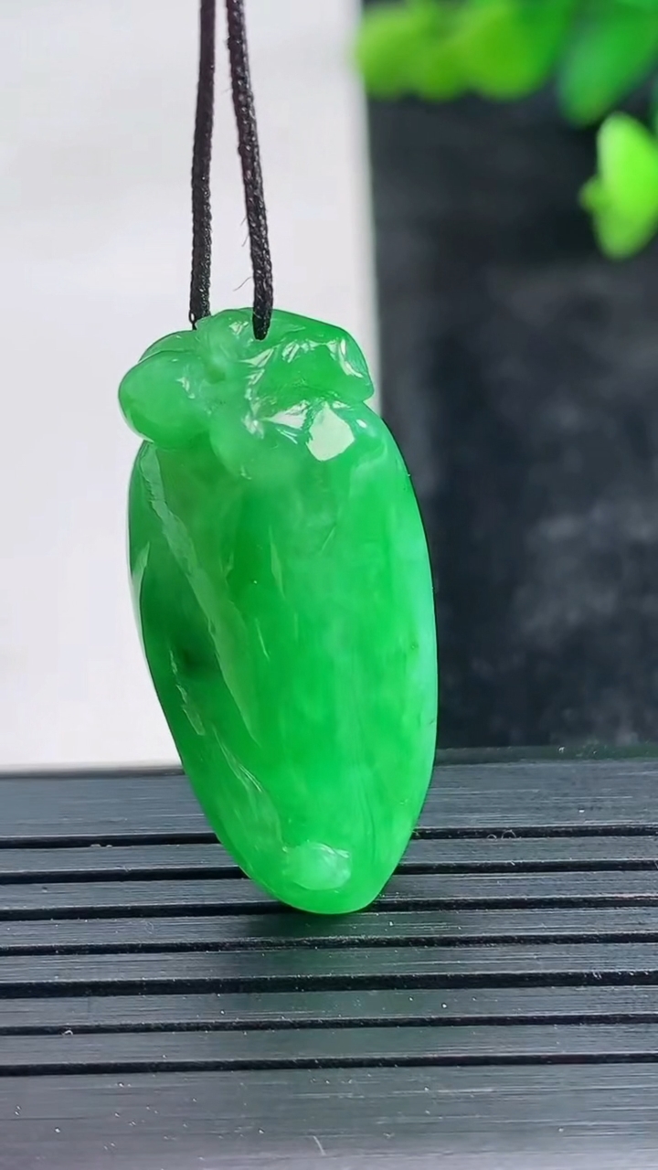 天然A货翡翠福瓜吊坠尺寸32.3-14.8-9.8重量:7.50g
3月28日