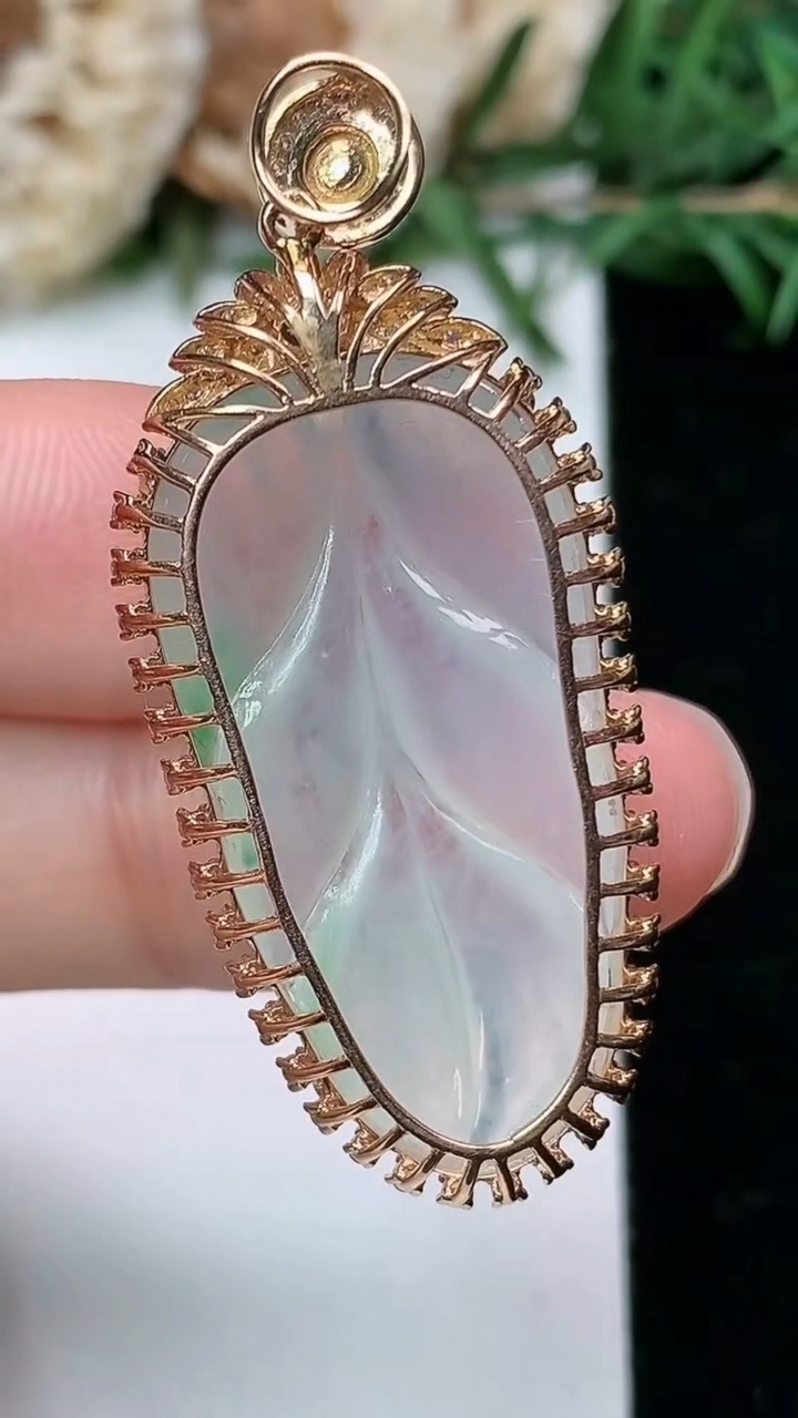 天然A货翡翠金枝玉叶 叶子吊坠，尺寸43.6-19-8，裸石31.8-16.4，重量:6.58g
3月28日