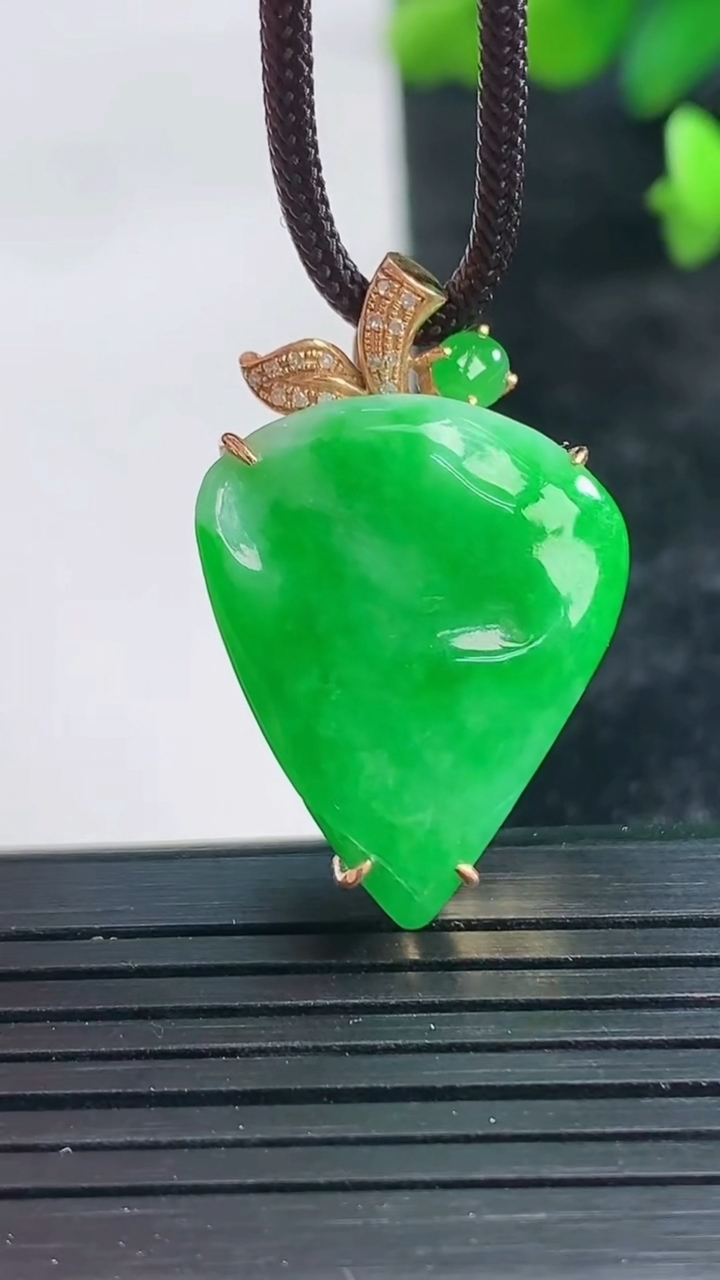 天然A货翡翠寿桃吊坠尺寸32.1-206-10.1重量:10.00g
3月28日