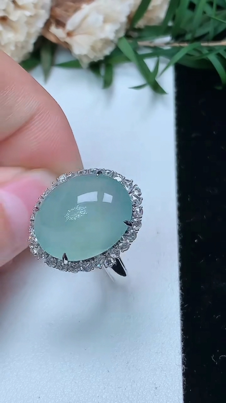 天然A货翡翠飘花蛋面戒指，尺寸17.5-15.4-12.5，重量:4.56g2026年3月28日
工厂直销收藏佳品,种好水足，色泽均匀，有种有色，上手高大气！