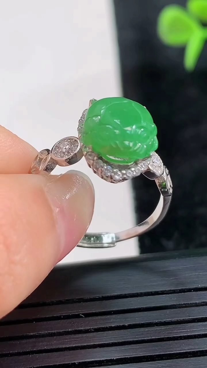 天然A货翡翠金蟾戒指尺寸18.5-10.8-9.4重量:2.96g2026年3月28日
工厂直销收藏佳品,种好水足，色泽均匀，有种有色，上手高大气！