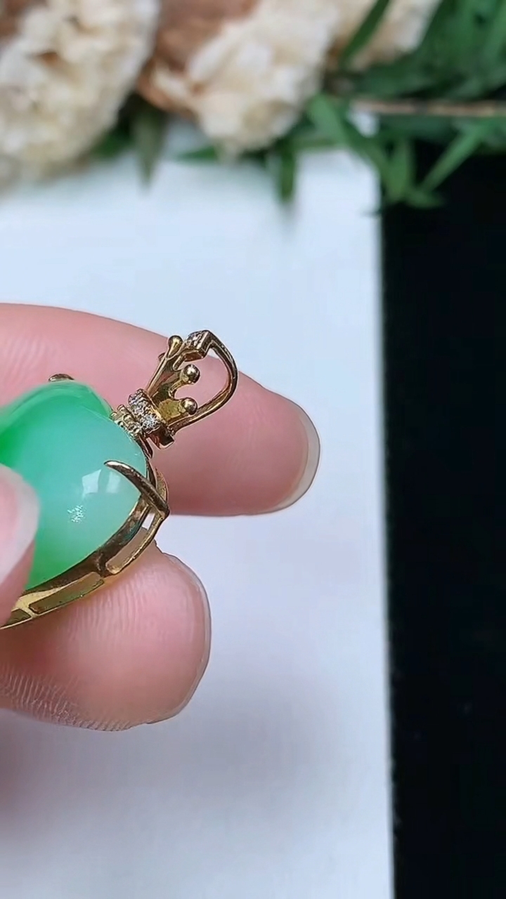 天然A货翡翠爱心吊坠，尺寸17.7-17.6-6.8，重量:3.85g
3月28日