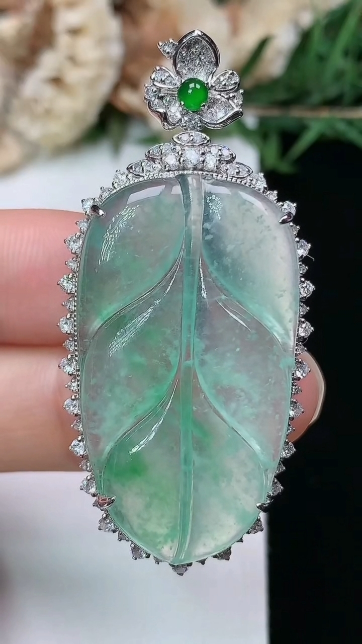 天然A货翡翠金枝玉叶 叶子吊坠，尺寸49-23.5-10.2，裸石34-19.4，重量:8.35g
