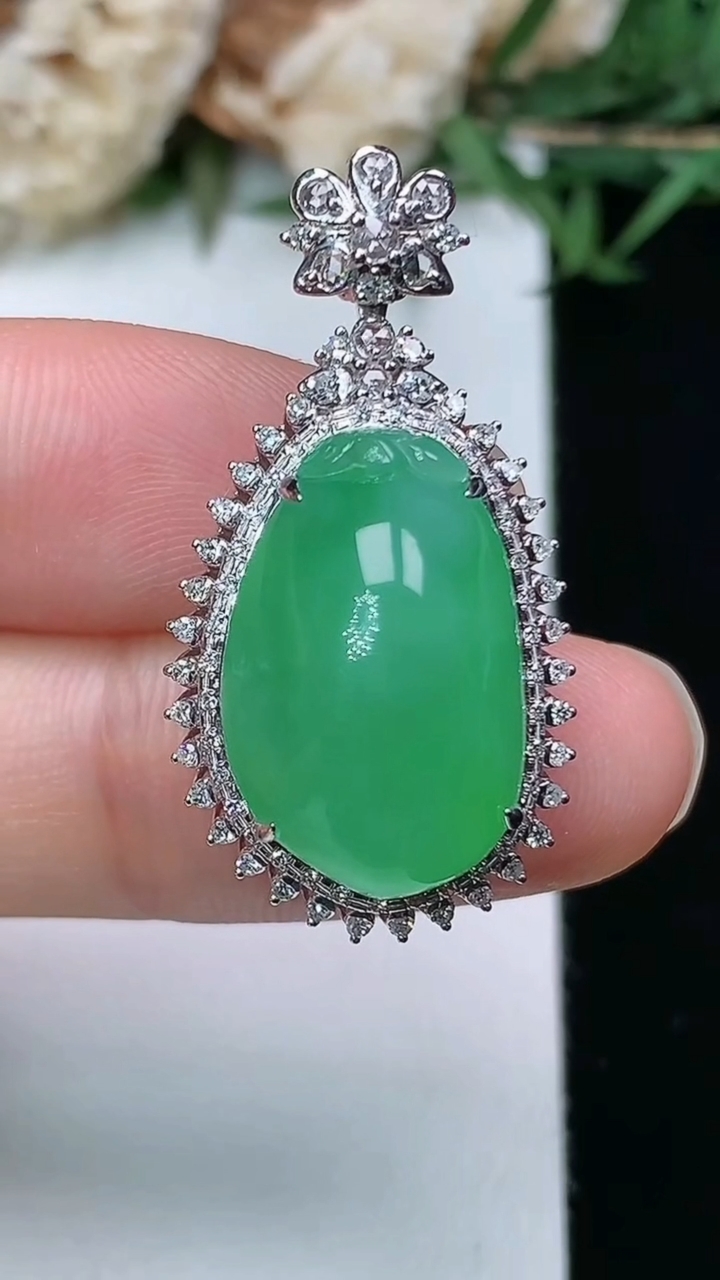 天然A货翡翠福瓜吊坠，尺寸31.7-16.3-13，裸石18-11.6，重量:5.36g
3月28日