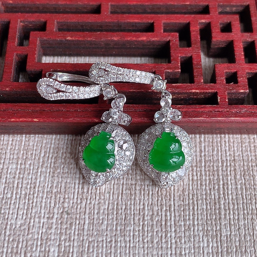 天然A货翡翠18K金伴钻镶嵌阳绿葫芦耳坠 
尺寸7.7-6.3-6mm 重量4.74g 0326
