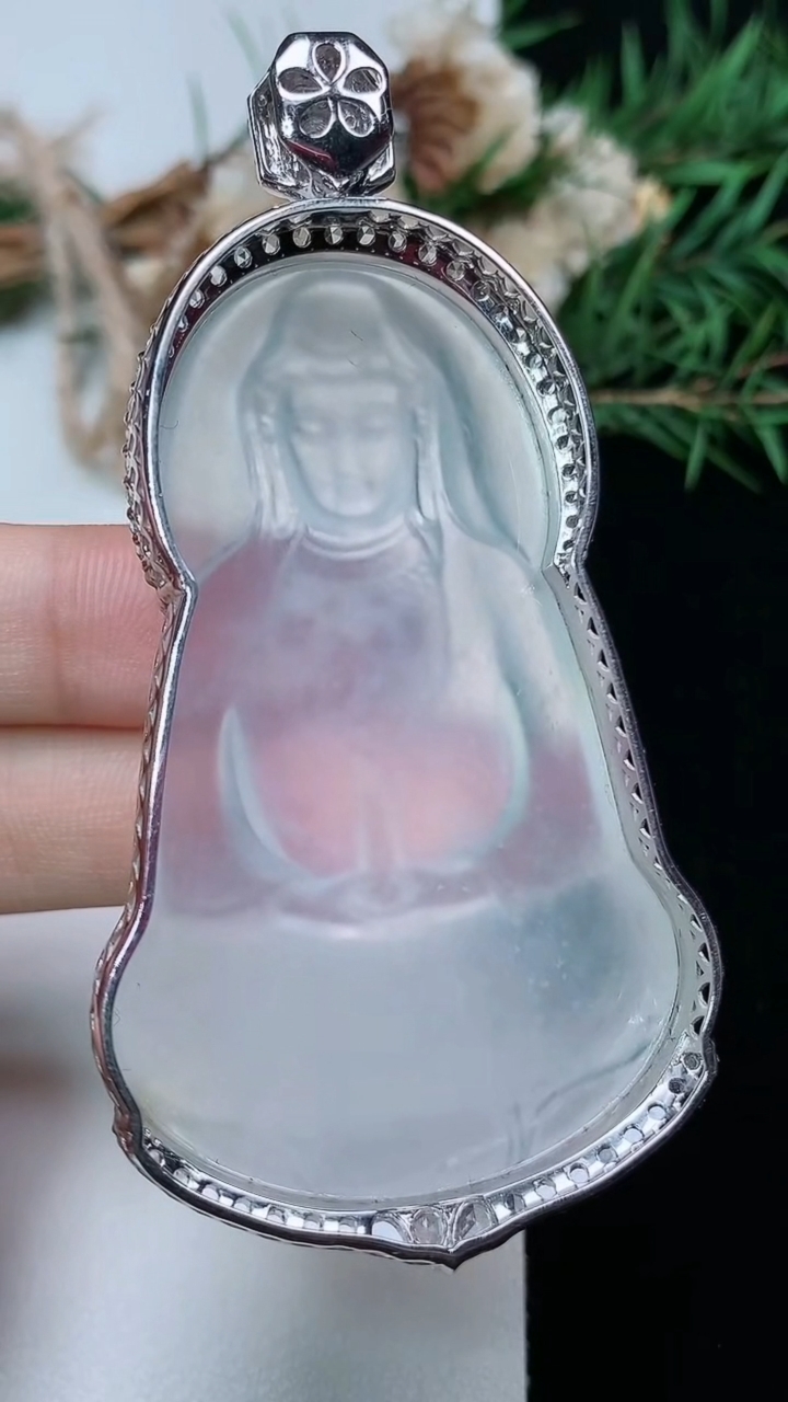 天然A货翡翠白冰素衣观音吊坠，尺寸75.5-60-37-12，重量:28.28g
3月28日