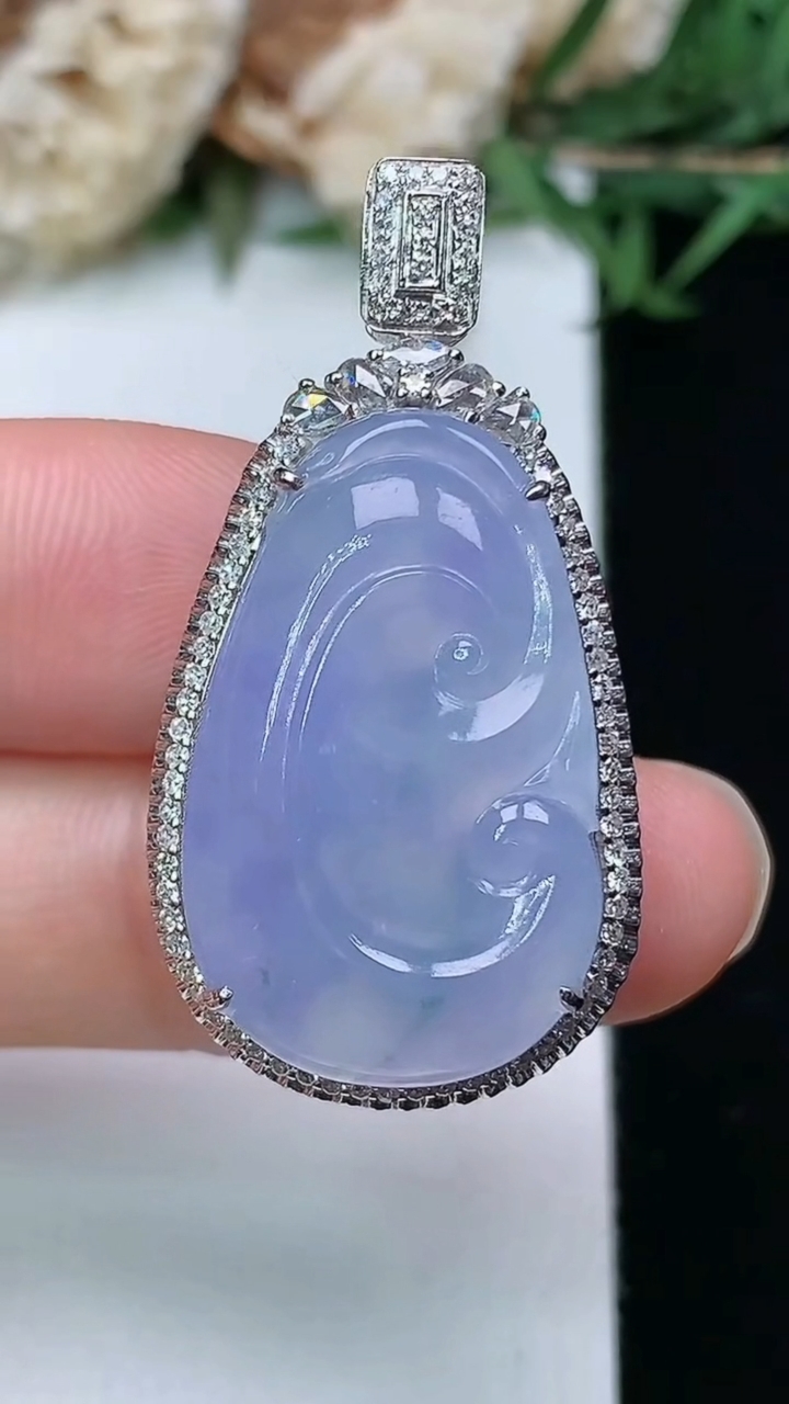 天然A货翡翠紫罗兰 飘花如意吊坠，尺寸35.5-18.7-11.4，裸石24.4-15
3月28日