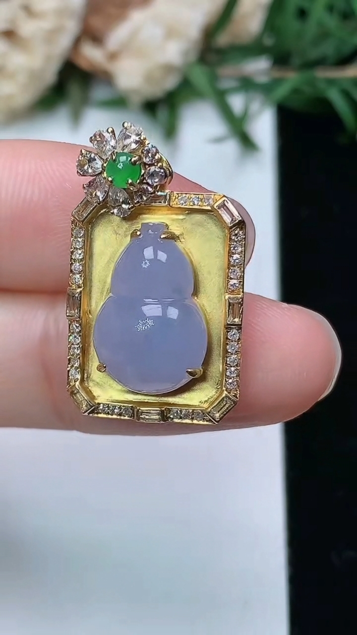 天然A货翡翠k金紫罗兰葫芦吊坠，尺寸26.5-14.7-7.6，裸石14-9.4，重量:3.44g
3月28日