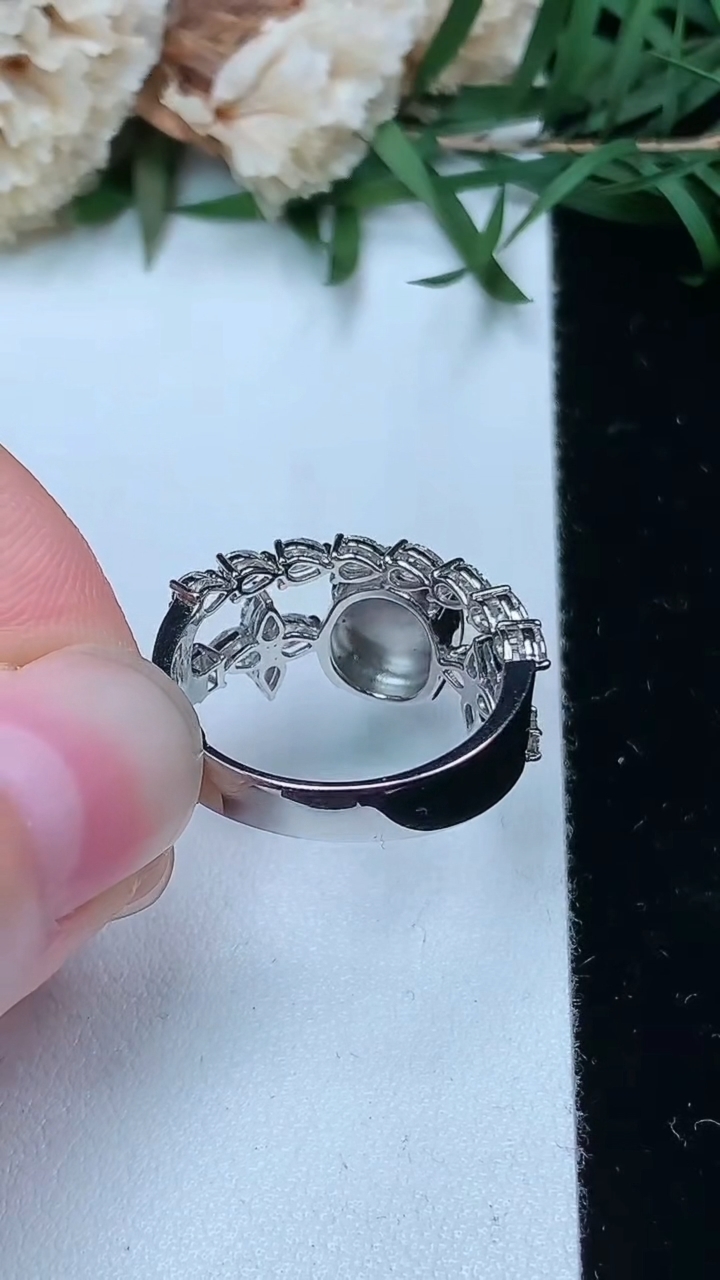 天然A货翡翠蛋面戒指，尺寸17.9-8.7-7.8，重量:4.15g2026年3月28日
工厂直销收藏佳品,种好水足，色泽均匀，有种有色，上手高大气！