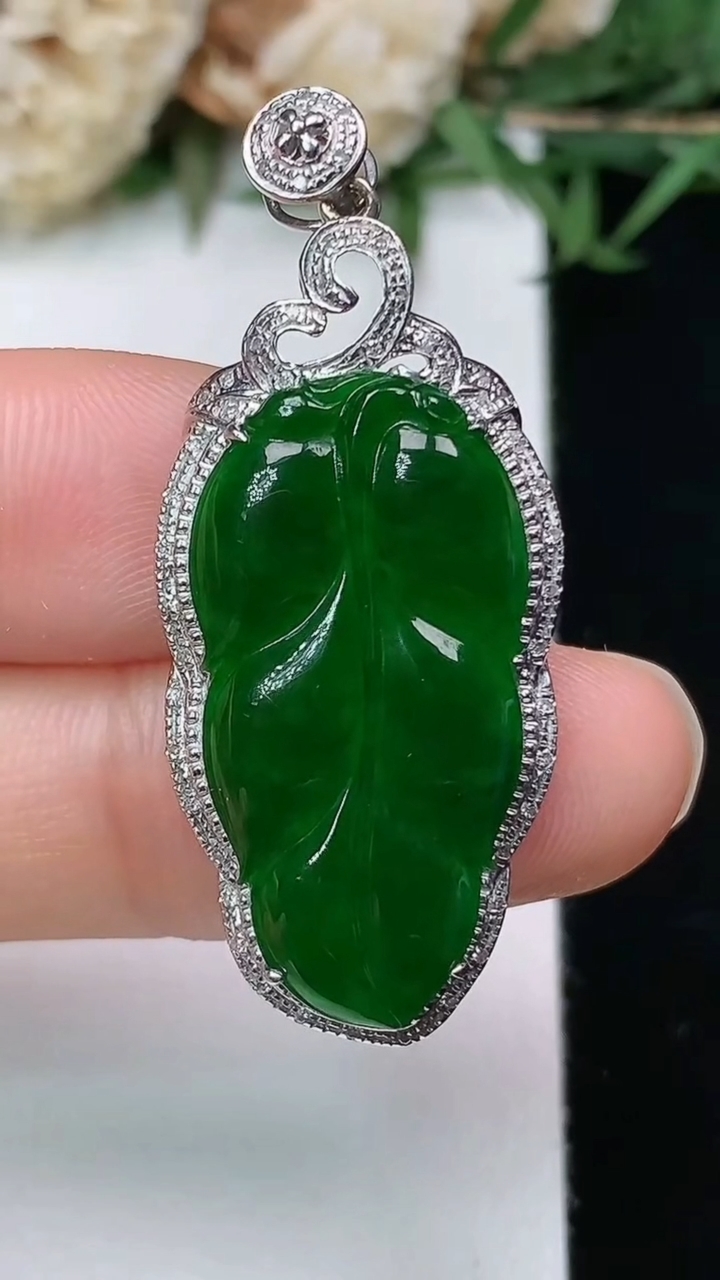 天然A货翡翠金枝玉叶 叶子吊坠，尺寸39.6-16.8-6.6，裸石26.5-13.5，重量:4.4