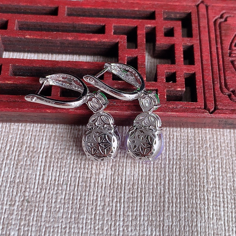 天然A货翡翠18K金伴钻镶嵌紫罗兰蛋面耳坠 
尺寸8.3-8.2-6.4mm 重量4.52g 0326