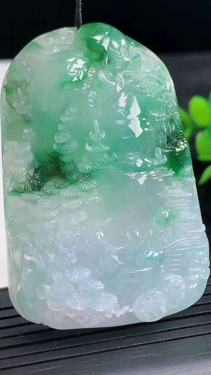 天然A货翡翠山水牌吊坠尺寸58.4-39.6-11.5重量:52.24g
3月28日