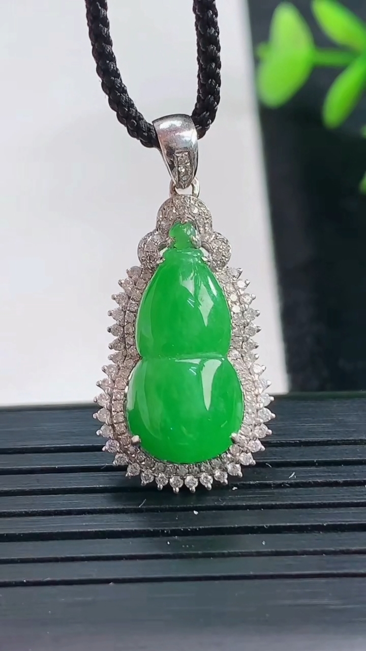 天然A货翡翠葫芦吊坠尺寸32.1-15.1-8.7裸石17.3-9.3重量:4.16g
3月28日