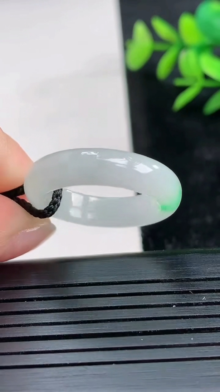 天然A货翡翠指环戒指尺寸19.4-5.6-3.7重量:4.37g2026年3月28日
工厂直销收藏佳品,种好水足，色泽均匀，有种有色，上手高大气！