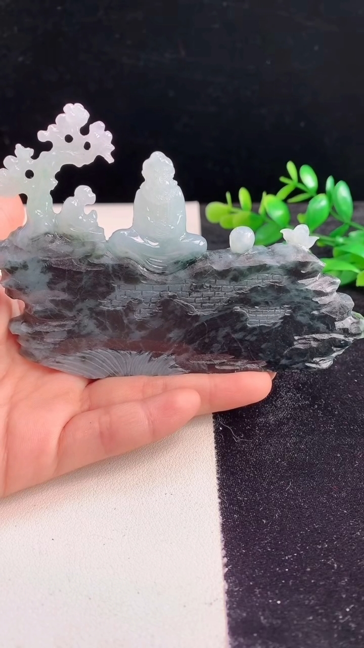 天然A货翡翠达摩祖师小摆件尺寸76-108-11.1重量:146.11g
3月28日