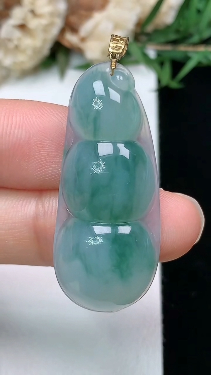 天然A货翡翠飘花福豆吊坠，尺寸36.7-15.8-5.8，重量:5.52g
3月28日