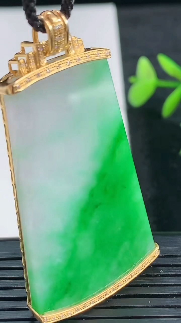 天然A货翡翠无事牌吊坠尺寸52.7-28-6.2重量:13.04g
3月28日