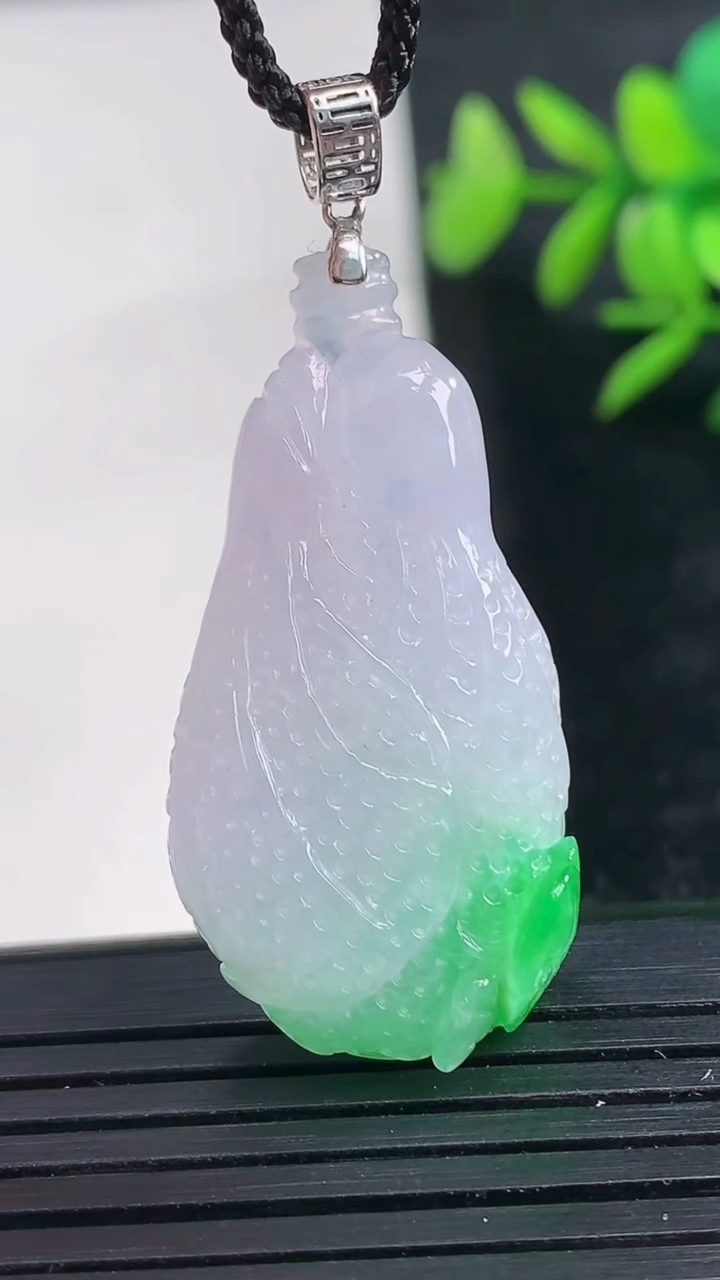 天然A货翡翠白菜吊坠尺寸37.1-18.9-10重量:9.81g
3月28日
