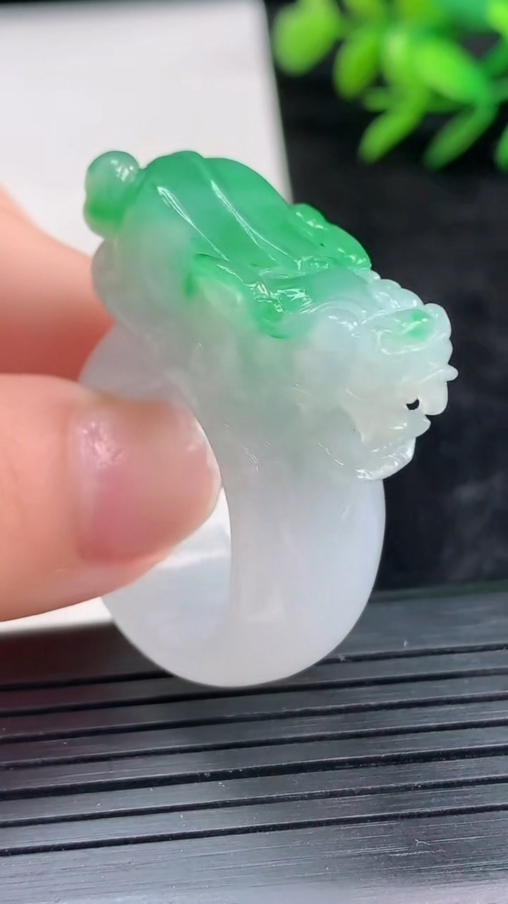 天然A货翡翠貔貅指环 扳指 戒指，尺寸20.6-31.4-13.1重量:21.63g2026年3月28日
工厂直销收藏佳品,种好水足，色泽均匀，有种有色，上手高大气！