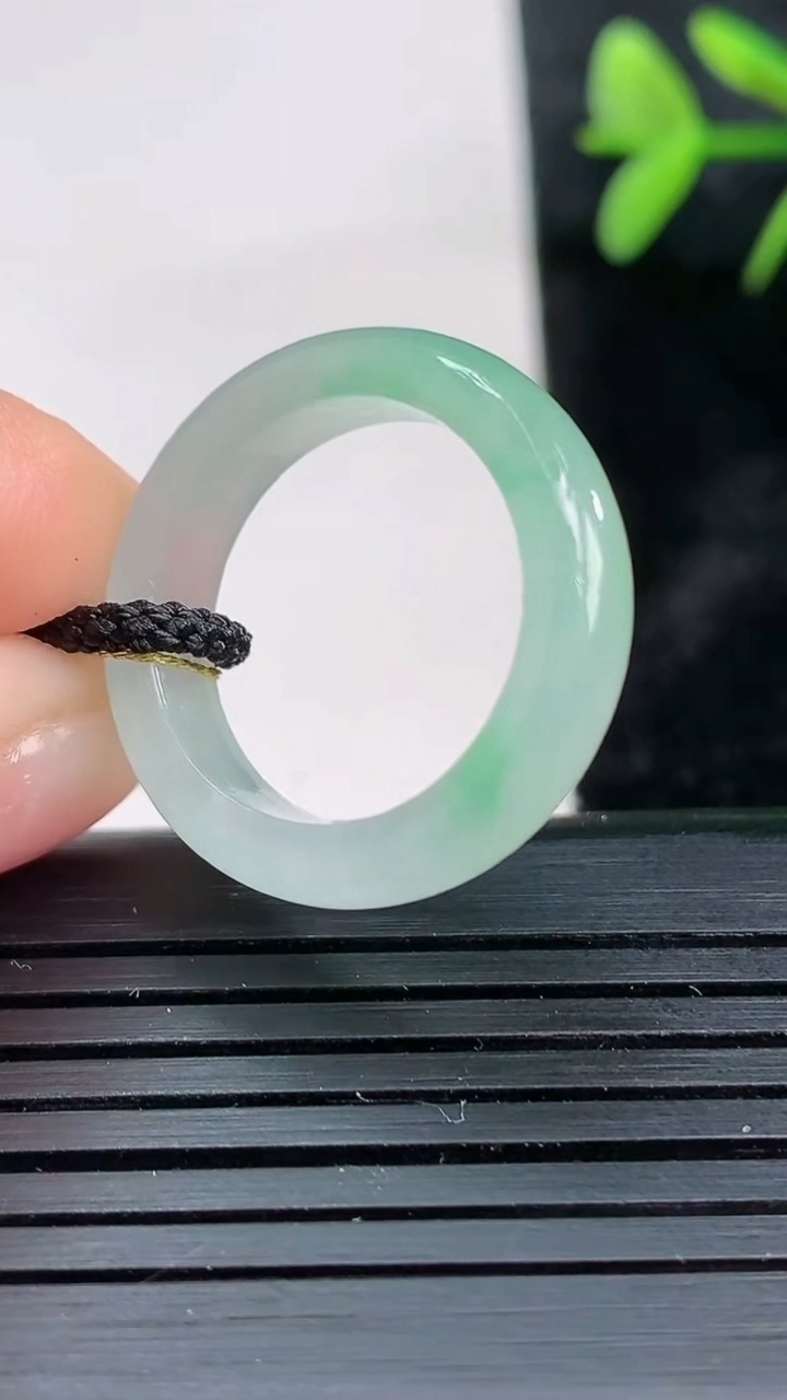 天然A货翡翠指环戒指尺寸17.4-5.4-3.2重量:3.39g2026年3月28日
工厂直销收藏佳