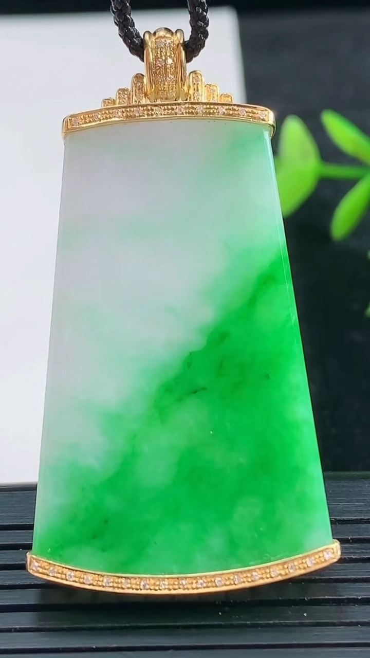 天然A货翡翠无事牌吊坠尺寸52.7-28-6.2重量:13.04g
3月28日